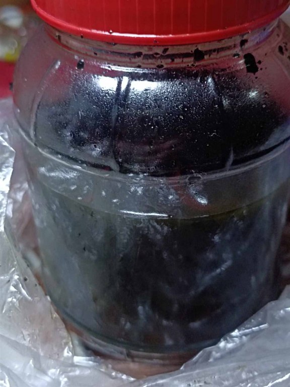 ขวดละ 3500 กากน้ำมันมนต์ และน้ำมันมนต์ ปี 2531 ครูบาสุรินทร์ วัดหลวงศรีเตี้ย ต.ศรีเตี้ย อ.บ้านโฮ่ง จ.ลำพูน ได้มาจากลุงชื่น อายุ 72 ปี (บันทึก พ.ศ.2567) ท่านเป็นคนบ้านศรีเตี้ย เมื่อก่อนนี้ท่านช่วยหามวลสารและช่วยงานพิธีปลุกเสกน้ำมันมนต์