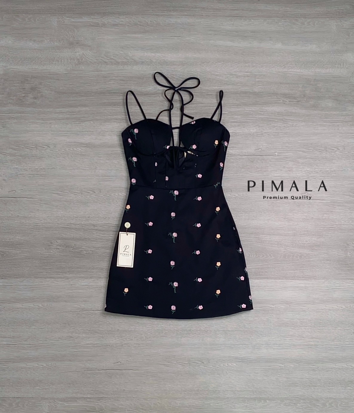 เดรสสายเดี่ยวสีดำทรงแซ่บเปิดอกมีสายคาดผูกคอ