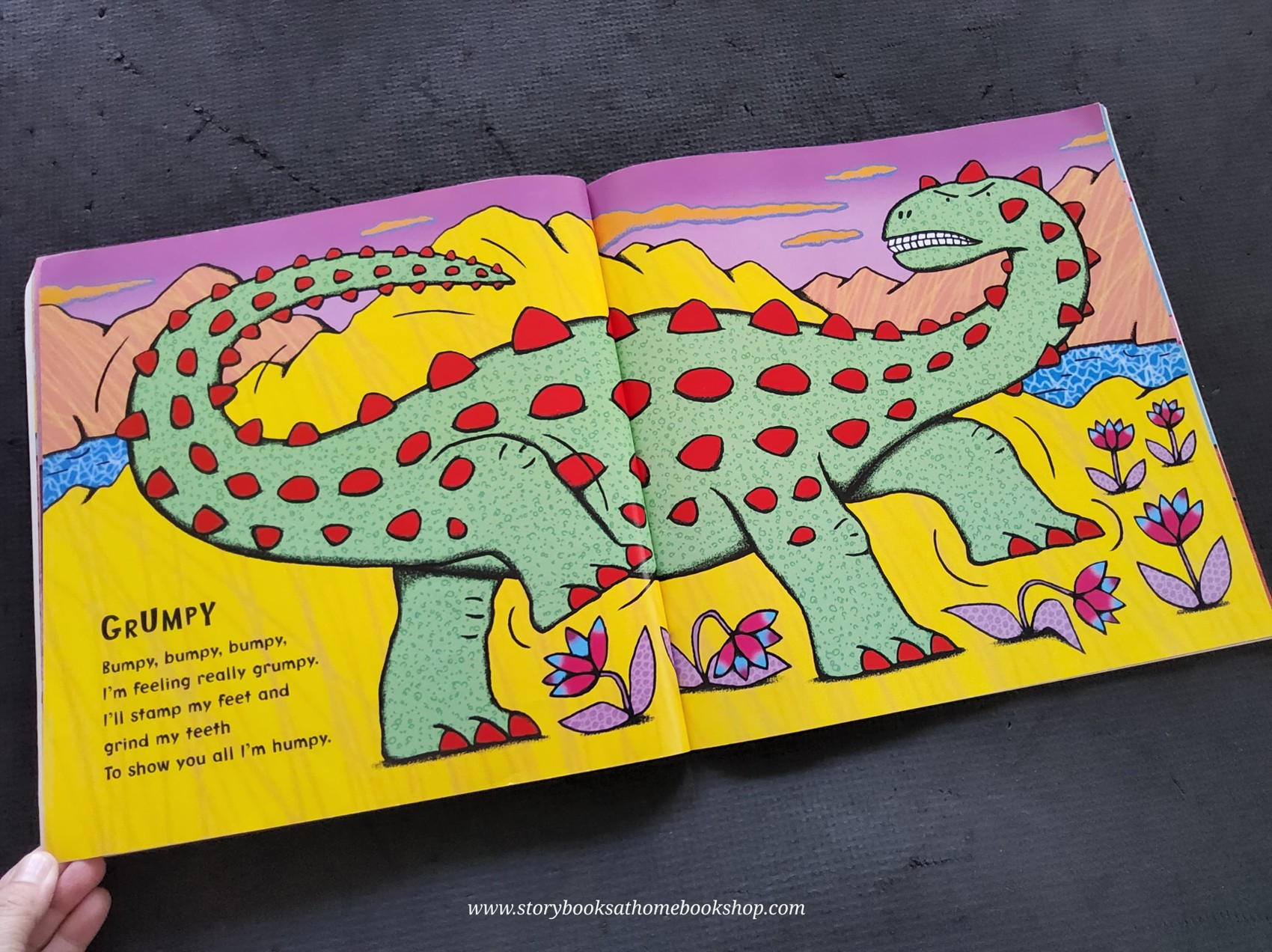 หนังสือนิทานปกอ่อน** 🍅🍅STOMP,CHOMP,BIG ROARS! HERE COME THE DINOSAURS!