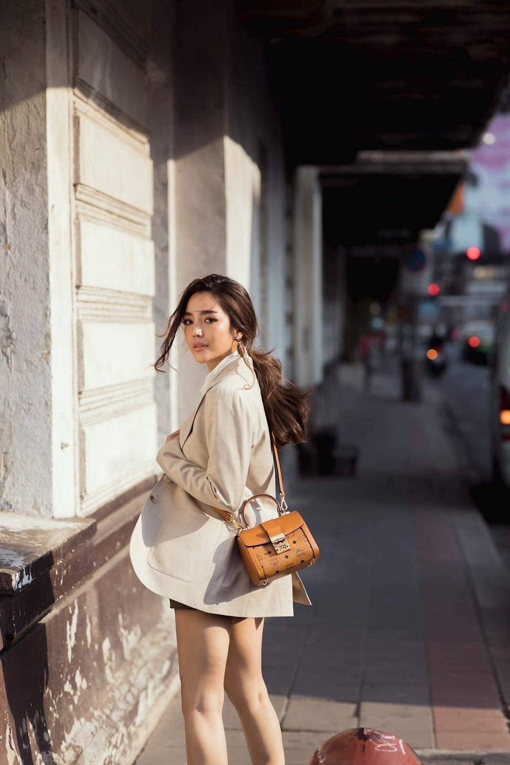 New Mcm tracy tophandle crossbody 14.0 x 18.0 x 10.0 ซม. อุปกรณ์.ถุงผ้า/การ์ด