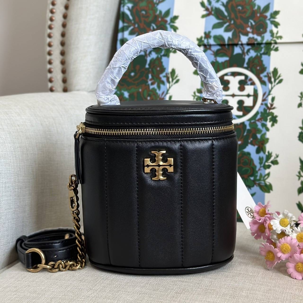 New Tory burch Kira Vanity Case ใส่ Pm ได้ค่ะ มีสายถอดได้ ปรับได้ค่ะ ขนาด H6.5"x L6.3" x D4.3”