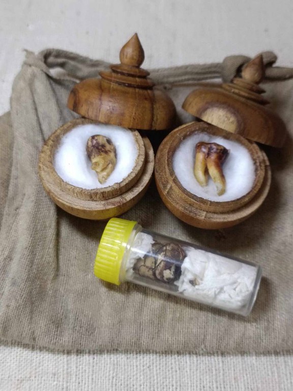 พระทันตธาตุครูบาเหมย วัดศรีดงเย็น อ.ไชยปราการ จ.เชียงใหม่ พระทันตธาตุองค์นี้ได้มาจากลุงวิทูรย์ อายุ 82 ปี อดีตเคยเป็นครูสอนโรงเรียนไชยปราการ คุณครูท่านเป็นลูกศิษย์ครูบาคำเหมย ตั้งแต่ปี 2525 ท่านได้รับจากมือครูบาเหมย เมื่อปี 2529