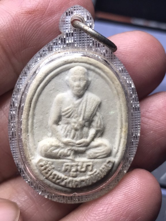 พระผงเมตตา 400 ชีวิต หลวงปู่ ครูบาชัยยะวงศา ด้านหลังเจิมน้ำหมาก