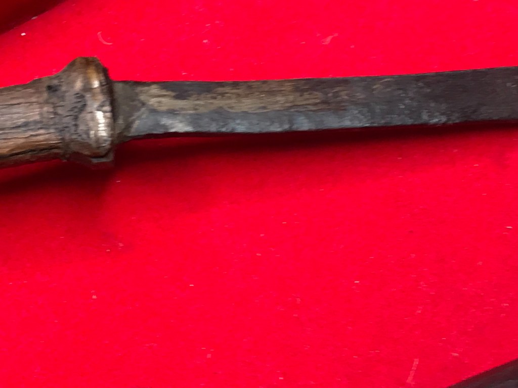 มีดหมอ มีรอยจาร และมีดทำน้ำมนต์ ครูบาชัยยะวงศา ได้มาจากลูกศิษย์ครูบาวงศ์ ปัจจุบัน อายุ 58 ปี ท่านเป็นหมอยารักษาชาวบ้านแถวนั้น ชื่อหนานวิระชัย หรือชาวบ้านเรียกว่าหมอวิระชัย เคยบวชเรียนที่วัดห้วยต้ม ตั้งแต่เป็นเณร เมื่อปี 2525 ถึงปี 2545