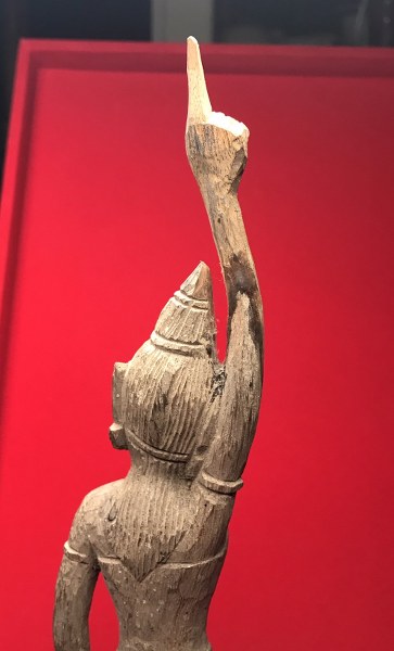 เจ้าแม่จามเทวี ไม้แกะ มีรอยจารหลวงปู่ ได้มาจากเชาวกะเหรี่ยง แม่วาง จ.เชียงใหม่ เคยไปช่วยหลวงปู่สร้างวัด