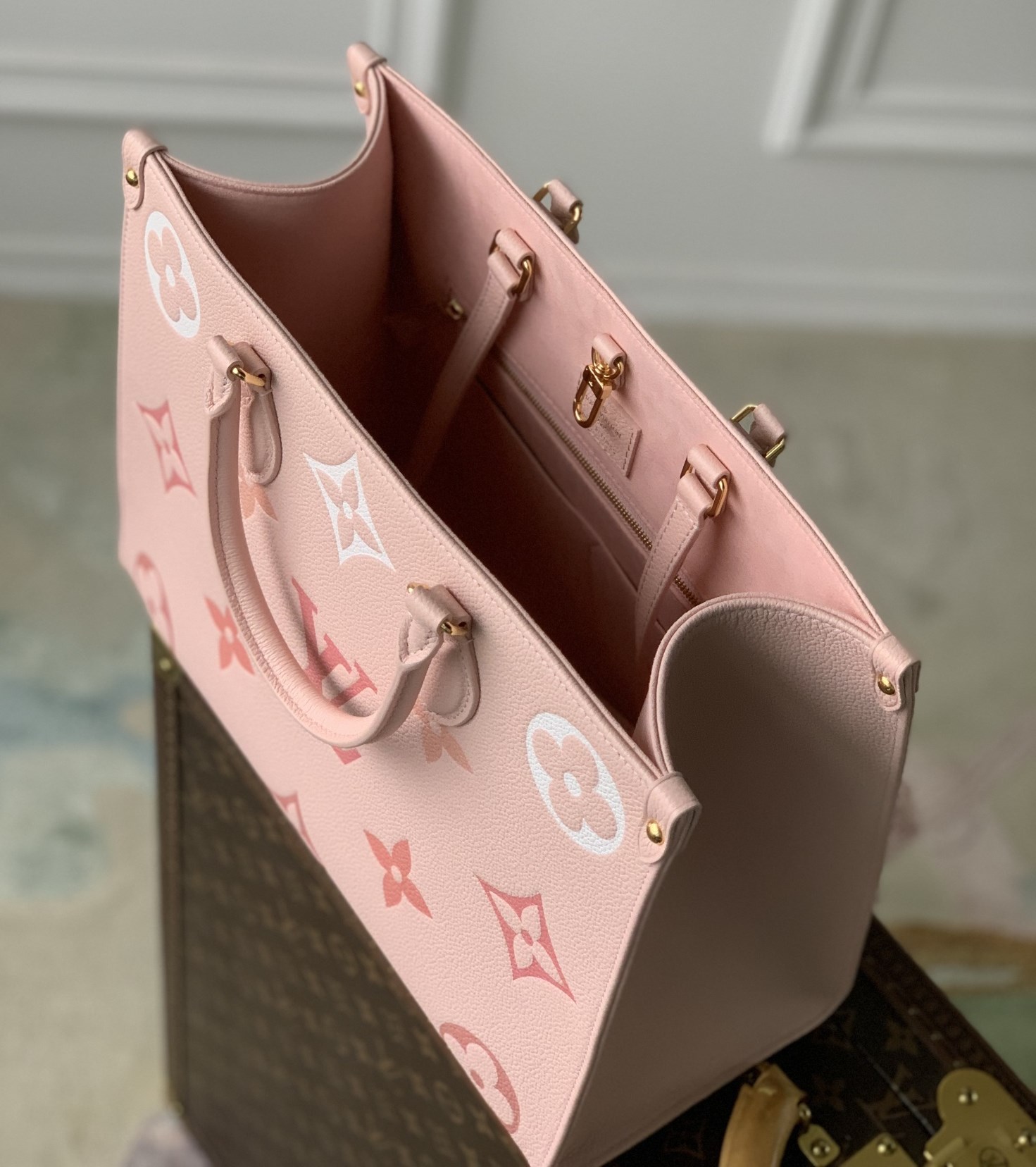 [Pre-order]กระเป๋า Tote bag Louis Vuitton OnTheGo Embossed Degrade Rose - M46542 งานคุณภาพที่ดีที่สุด