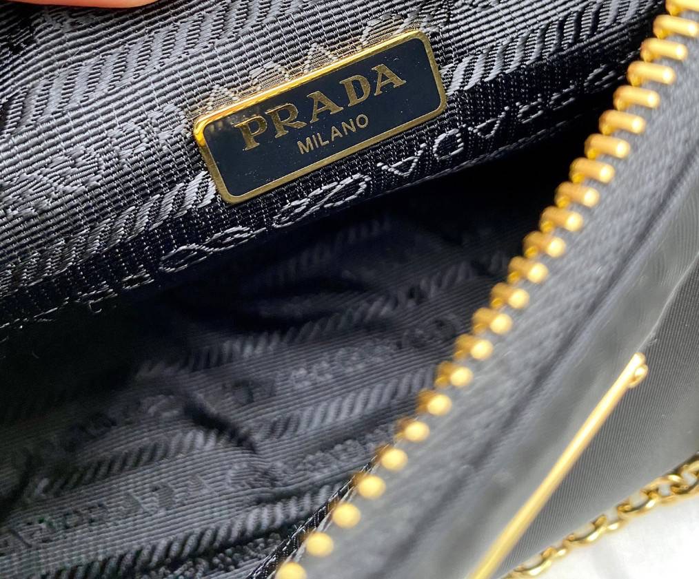 New Prada nylon *ล็อตใหม่ไม่มีการ์ดแข็ง ขนาด : Width: 22cm x Height: 18cm x Depth: 6.5cm