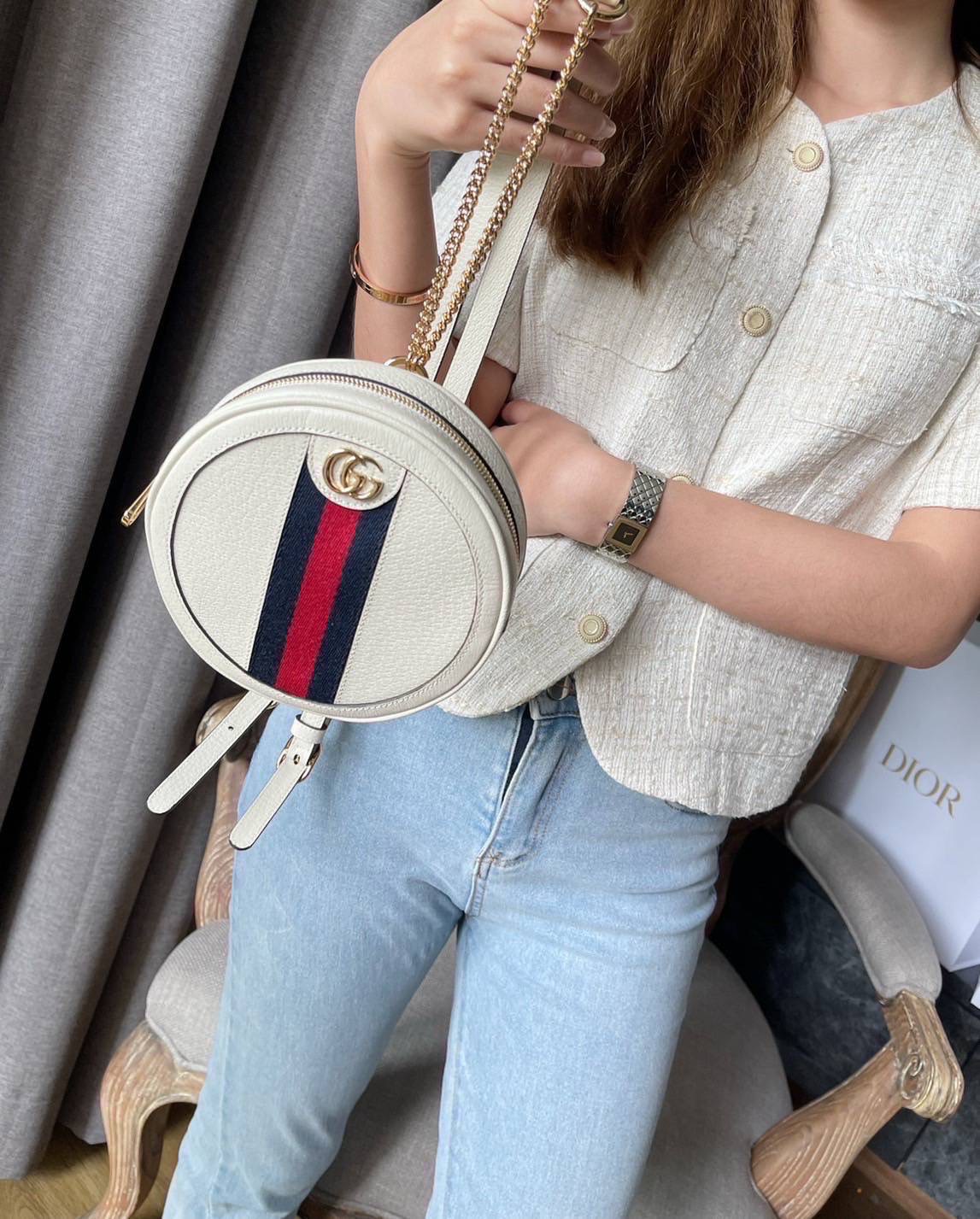 มาพร้อมกล่อง NEW GUCCI OPHIDIA MINI ROUND SHOULDER BAG คล้องไหล่ได้ & สะพายเป้ได้ Size 6.3 x 6.3 x 1.6 นิ้ว อุปกรณ์. กล่องสีขาวดำ ถุงผ้า การ์ด
