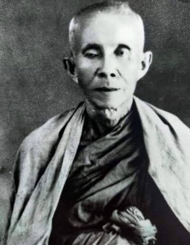 บูชาแล้ว พระทันตธาตุ หลวงปู่ครูบานันตา ฝังลงในตะกรุดใบลาน ตะกรุดดอกนี้สวยสมบูรณ์ เก่า พันด้วยด้ายสายสิญจน์ ร่วมกับพระทันตธาตุของท่าน