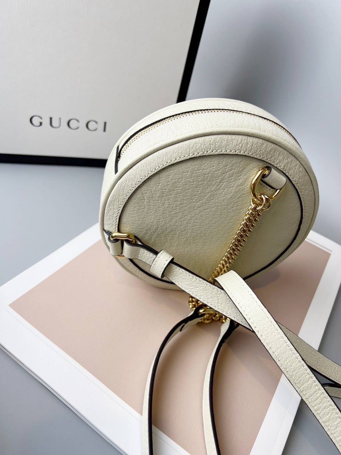 มาพร้อมกล่อง NEW GUCCI OPHIDIA MINI ROUND SHOULDER BAG คล้องไหล่ได้ & สะพายเป้ได้ Size 6.3 x 6.3 x 1.6 นิ้ว อุปกรณ์. กล่องสีขาวดำ ถุงผ้า การ์ด