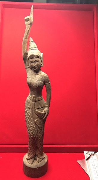 เจ้าแม่จามเทวี ไม้แกะ มีรอยจารหลวงปู่ ได้มาจากเชาวกะเหรี่ยง แม่วาง จ.เชียงใหม่ เคยไปช่วยหลวงปู่สร้างวัด