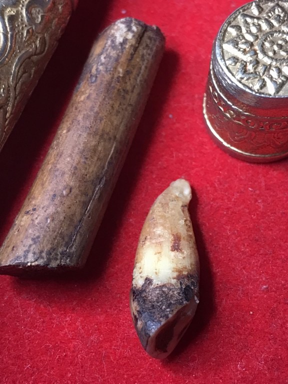 พระทันตธาตุ หวายเสก ครูบาบุุญญาภินันท์ วัดกำแพงงาม อ.หางดง จ.เชียงใหม่ เจ้าของเดิมคือหนานบุญ เสียชีวิตแล้วเมื่อปี 2548 พระทันตธาตุและหวายเสกนี้ ได้มาจากหลานหนานบุญ ชื่อปลั๊ก อายุ 33 ปี ปัจจุบันมีอาชีพ ขายผลไม้ในตลาดแม่วาง จ.เชียงใหม่