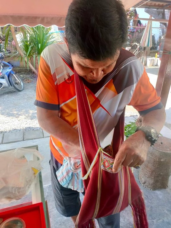 บูชาแล้ว พระทันตธาตุพอกครั่ง + พระเกศาพอกครั่งและพระอัฐิธาตุ ครูบาเจ้าศรีวิชัย ชุดนี้ได้มาจาก คุณลุงชัย ชาวบ้านปาง เจ้าของเดิมคือคุณพ่อของลุงชัย ชื่อพ่อหนานคำเมือง ท่านสิ้นแล้วตั้งแต่ปี ๒๕๒๙ หากท่านมีอายุอยู่ถึงตอนนี้ก็จะมีอายุประมาณ ๑๐๘ ปี (บันทึก พ.ศ.๒๕
