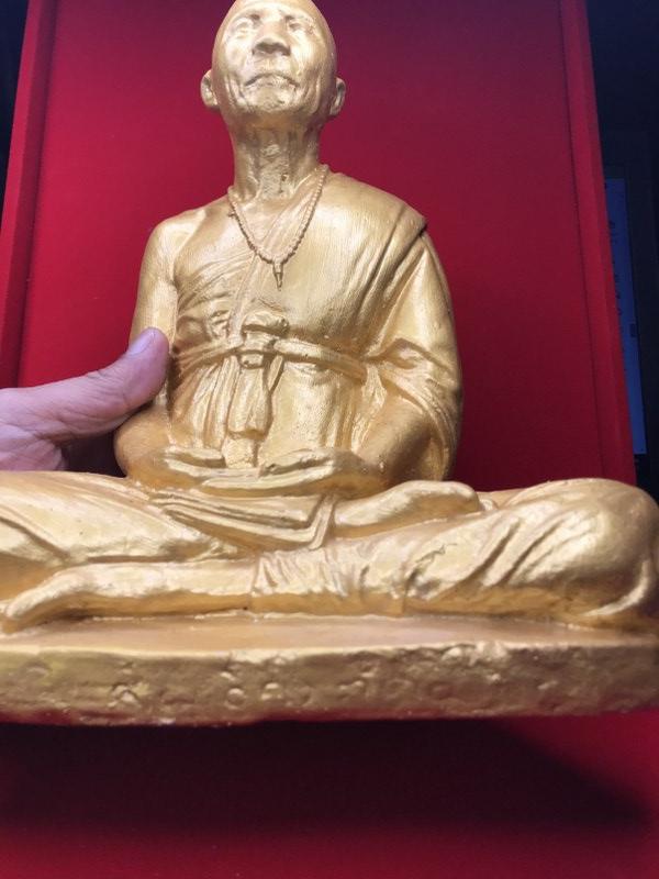 รูปหล่อบูชาหลวงปู่ครูบาชัยยะวงศา วัดพระพุทธบาทห้วยต้ม จ.ลำพูน ขนาด ๙ นิ้ว เนื้อปูนทาทอง ปี ๔๐ สภาพใหม่ ยังไม่ผ่านการบูชา พร้อมกล่องเดิม
