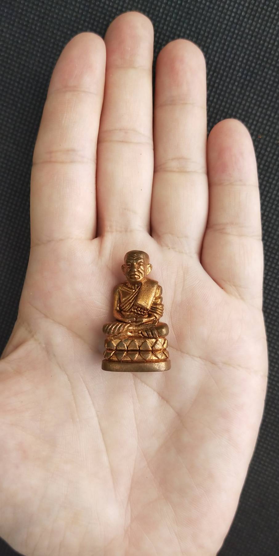 หลวงปู่ทวดลอยองค์ พิมพ์บัวรอบ รุ่นนารายณ์แปลงรูป เนื้อสัมฤทธิ์แดง ปี 2552