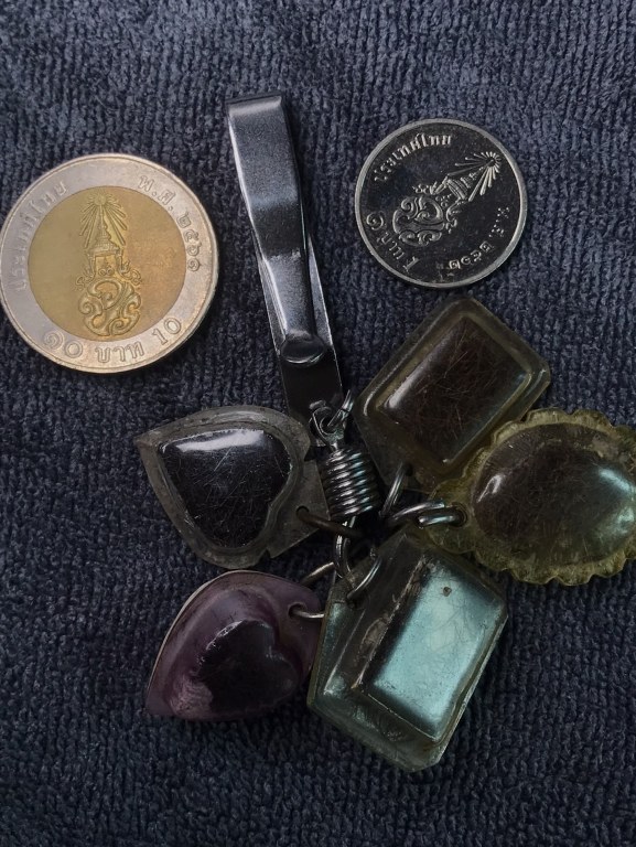 พระเกศาครูบาเจ้าศรีวิชัย และครูบาเจ้าอภิชัยขาวปี จ.ลำพูน จำนวน 5 เลี่ยมนี้ ได้มาจาก ร.ต.ต. ประดิษฐ์ อดีตนายตำรวจบ้านโฮ่ง จ.ลำพูน พระเกศาจำนวน 5 เลี่ยม ลุงประดิษฐ ์ได้มาจากผู้เฒ่าท่านหนึ่งในบ้านปวง อ.ลี้ เมื่อสมัย 30 ปีก่อน ราว ๆ พ.ศ.2532