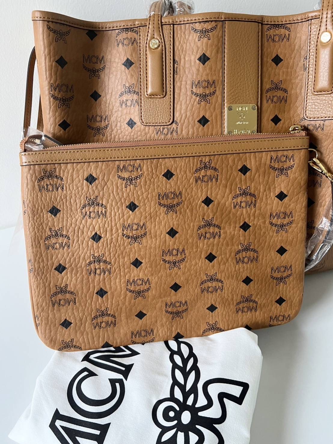 NEW MCM MEDIUM REVERSIBLE SHOPPER ใช้ได้ 2 ด้าน Sz. ใบแม่ 14” (L) x 11” (H) x 6” (W) ปากบน 17” อุปกรณ์ถุงผ้า/การ์ด