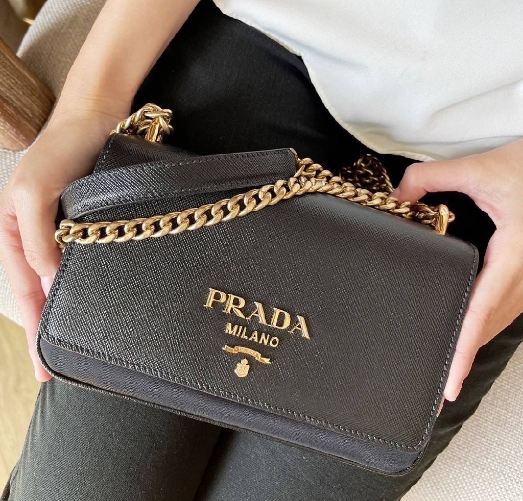 New Prada Pattina หนัง saffiano อะไหล่ทอง มี 2 ช่องใส่ของ สะพายได้ 2 แบบค่ะ