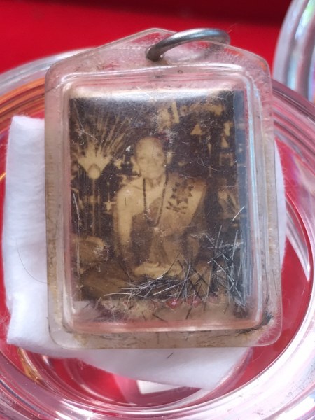 ทันตธาตุครูบาชุ่ม โพธิโก แห่งวัดวังมุยนี้ ได้มาพร้อมกับรูปถ่ายด้านหลังติดเกศาหลวงปู่ครูบาชุ่ม จำนวนหนึ่ง รวมถึงตะกรุดหนังควาาย และประคำ จากคนรุ่นลูกของลูกศิษย์หลวงปู่ครูบาชัยยะวงศา ซึ่งบ้านอยู่ใกล้วัด