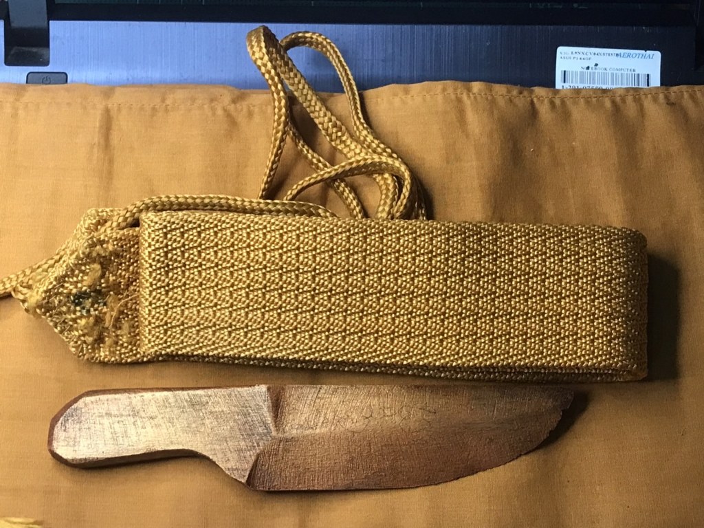 ผ้าจีวร รัดประคต และมีดไม้ (มีดแหก) ครูบาวงศ์ ได้มาจากอดีตพระวัดพระพุทธบาทห้วยต้ม ชื่อพระจอดี้ ปัจจุบัน (บันทึก เดือน พ.ค.2566) พระจอดี้ท่านสึกมาได้ 5-6 เดือนแล้ว ท่านเล่าว่าผ้าจีวรชุดนี้ ท่านได้มาประมาณปี 2537 บวก/ลบ 2-3 ปี เพราะท่านจำไม่ค่อยได้แล้ว