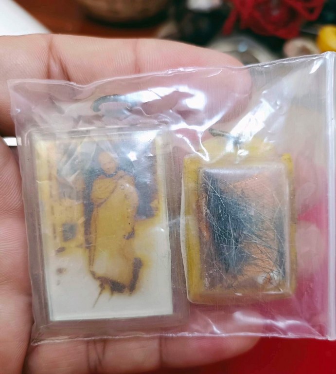 พระทันตธาตุ จีวร เกศา รูปถ่าย หลวงปู่แหวน วัดดอยแม่ปั๋ง เลี่ยมโบราณ ไม่น้อยกว่า 40 ปี เจ้าของเดิมเป็นศิษย์รับใช้หลวงปู่แหวน เป็นครูที่ อ.พร้าว ชื่อคุณพ่อประจักษ์ อายุ 95 ปี ปัจจุบัน (พ.ศ.2566) ยังมีชีวิตอยู่ ท่านเคยรับใช้หลวงปู่แหวน ช่วงปี 2524-2528