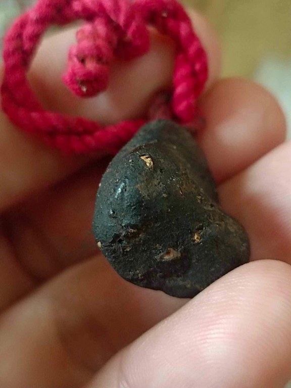 พระทันตธาตุพอกครั่ง ครูบาสุุรินทร์ วัดหลวงศรีเตี้ย จ.ลำพูน นี้ได้มาจากลุงบุญปั๋น เป็นคนบ้านเวียง อ.เวียงหนองล่อง จ.ลำพูน ท่านอายุ 83 ปี เป็นลูกศิษย์ครูบาสุรินทร์ และเคยเป็นคนเตรียวัตถุดิบในการสร้างน้ำมันมนต์ให้ครูบาสุรินทร์