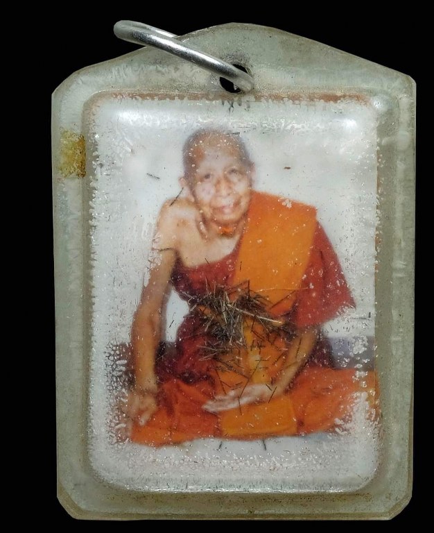 พระทันตธาตุ เลี่ยมเดิม พร้อมพระเกศาและรูปถ่ายครูบาต๋า วัดบ้านเหล่า องค์นี้ ได้มาจาก นายเอก เป็นคนบ้านเหล่า อ.สันป่าตอง จ.เชียงใหม่ นายเอกเล่าว่าเป็นของคุณพ่อของท่านชื่อ พ่อหนานจิต ท่านสิ้นตั้งแต่ พ.ศ.๒๕๕๒ หากอยู่ถึงปัจจุบันท่านจะอายุกว่า ๙๐ ปี
