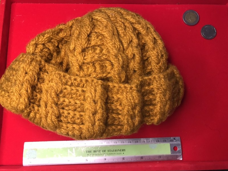 หมวกนี้ได้มาจากคุณลุงพิษณุ ฤทัยรัตน์เจริญ ปัจจุบัยอายุกว่า ๖๐ ปีแล้ว เป็นชาวกะเหรี่ยงชาวห้วยต้ม หลวงปู่ได้ให้หมวกนี้แก่คุณลุงเมื่อคราวเดินทางไปเชียงราย