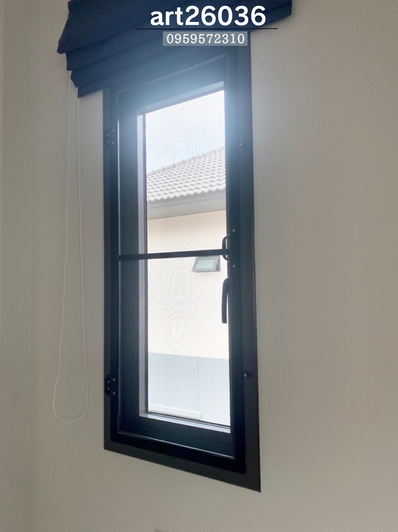 ประตู หน้าต่าง กรอบสีดำ กระจกบานเลื่อน โมเดิร์น ผ้าม่านพับสีน้ำเงิน