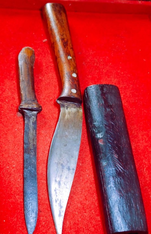 มีดหมอ มีรอยจาร และมีดทำน้ำมนต์ ครูบาชัยยะวงศา ได้มาจากลูกศิษย์ครูบาวงศ์ ปัจจุบัน อายุ 58 ปี ท่านเป็นหมอยารักษาชาวบ้านแถวนั้น ชื่อหนานวิระชัย หรือชาวบ้านเรียกว่าหมอวิระชัย เคยบวชเรียนที่วัดห้วยต้ม ตั้งแต่เป็นเณร เมื่อปี 2525 ถึงปี 2545