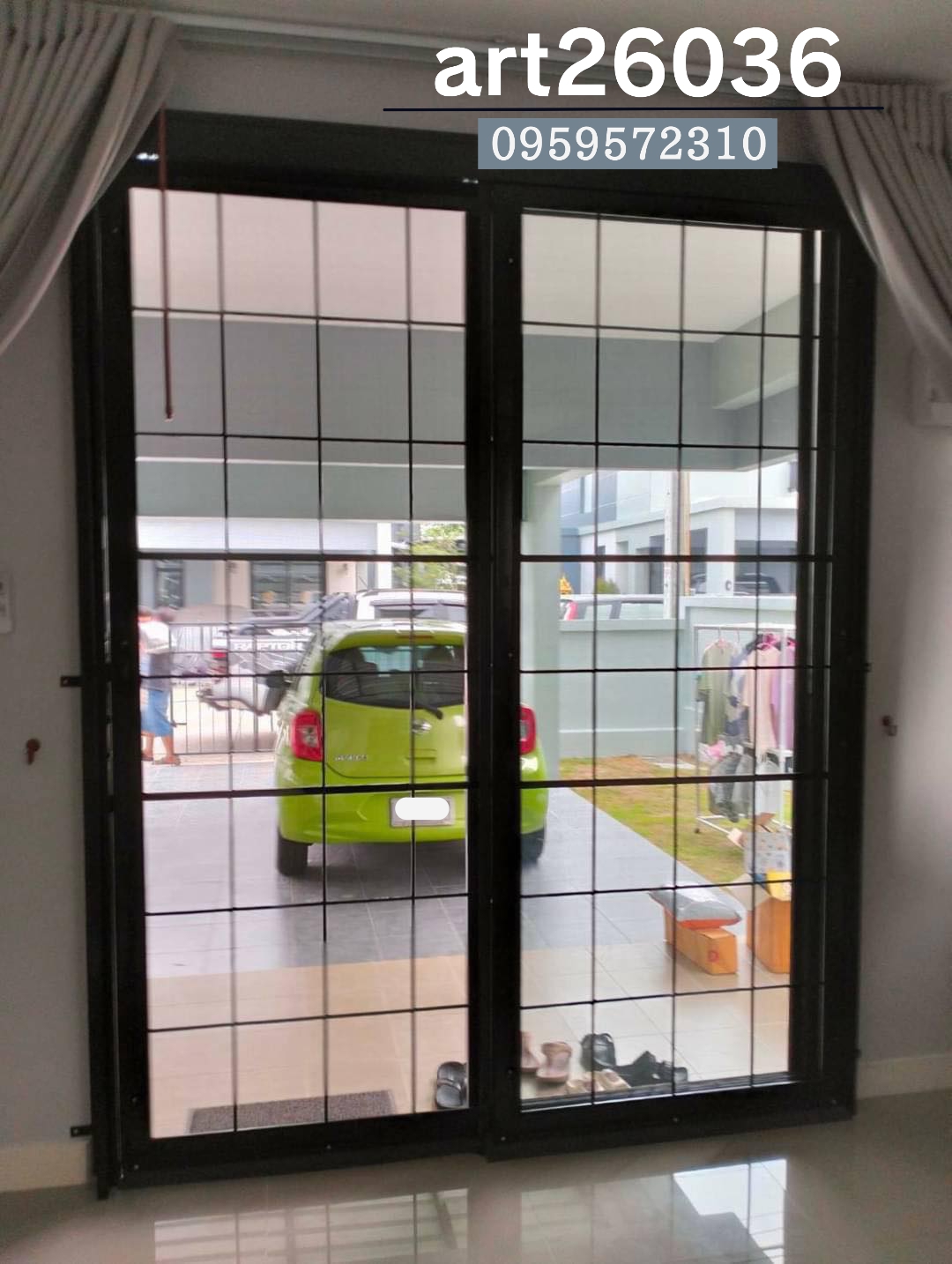 เหล็กดัดหน้าต่าง สไตล์โมเดิร์น กรอบสีดำพร้อมผ้าม่านยอดฮิต