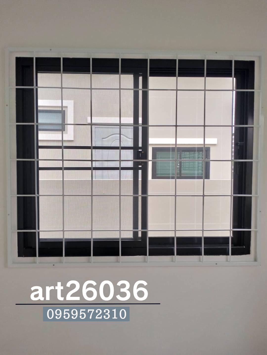 เหล็กดัดหน้าต่างโทนสีขาว กรอบสีดำ โมเดิร์น