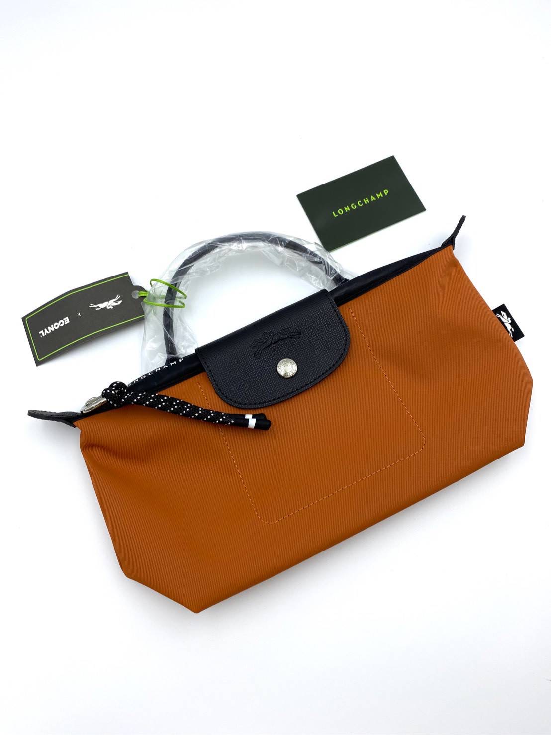 New Longchamp ช็อปคิงพาวเวอร์ Col : Sienne ขนาด : 22 ซม. (ยาว) x 14 ซม. (สูง) x 8.5 ซม. (กว้าง)
