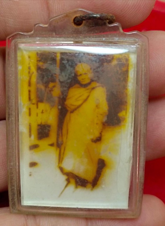 พระทันตธาตุ จีวร เกศา รูปถ่าย หลวงปู่แหวน วัดดอยแม่ปั๋ง เลี่ยมโบราณ ไม่น้อยกว่า 40 ปี เจ้าของเดิมเป็นศิษย์รับใช้หลวงปู่แหวน เป็นครูที่ อ.พร้าว ชื่อคุณพ่อประจักษ์ อายุ 95 ปี ปัจจุบัน (พ.ศ.2566) ยังมีชีวิตอยู่ ท่านเคยรับใช้หลวงปู่แหวน ช่วงปี 2524-2528