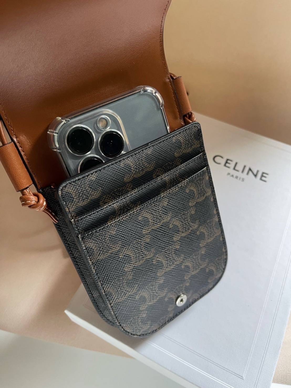 New Celine Phone Pouch Crossbody ใส่ ProMax ได้ มีช่องใส่การ์ด ขนาด 4 x 7 x 1 นิ้ว
