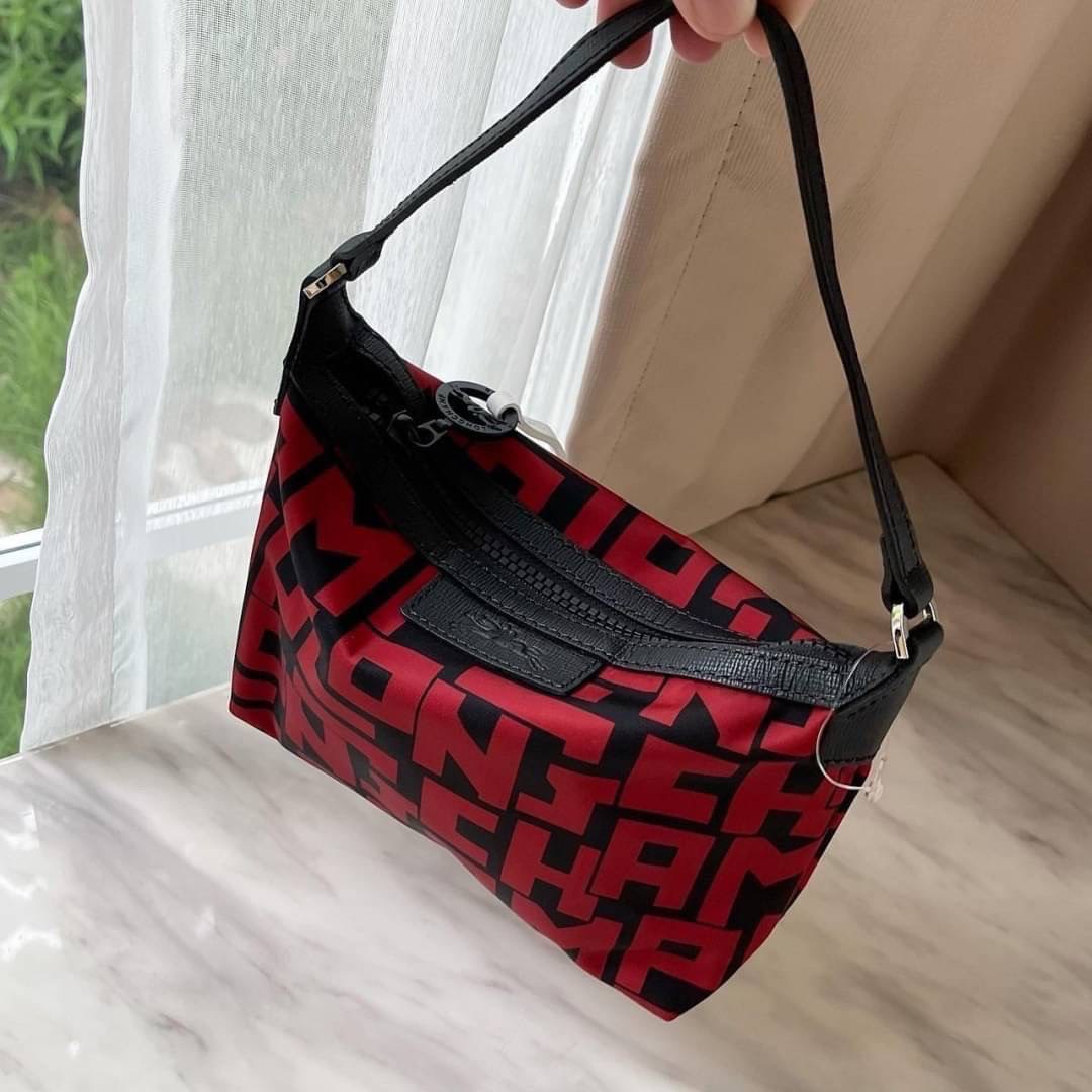 New Longchamp Le Pliage LGP pouch สะพายเข้าไหล่ สีแดง size 21x17x5.5 cm