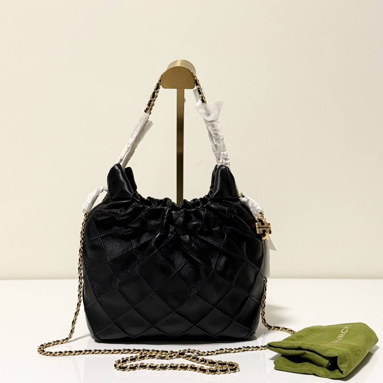 NEW TORY BURCH MINI FLEMING DRAWSTRING BAG 🔹 อปก : ป้าย ถุงผ้า 🔹 สี : BLACK 🔹 ขนาด : 7.1” (L) x 8.7” (H) x 2.8” (D)