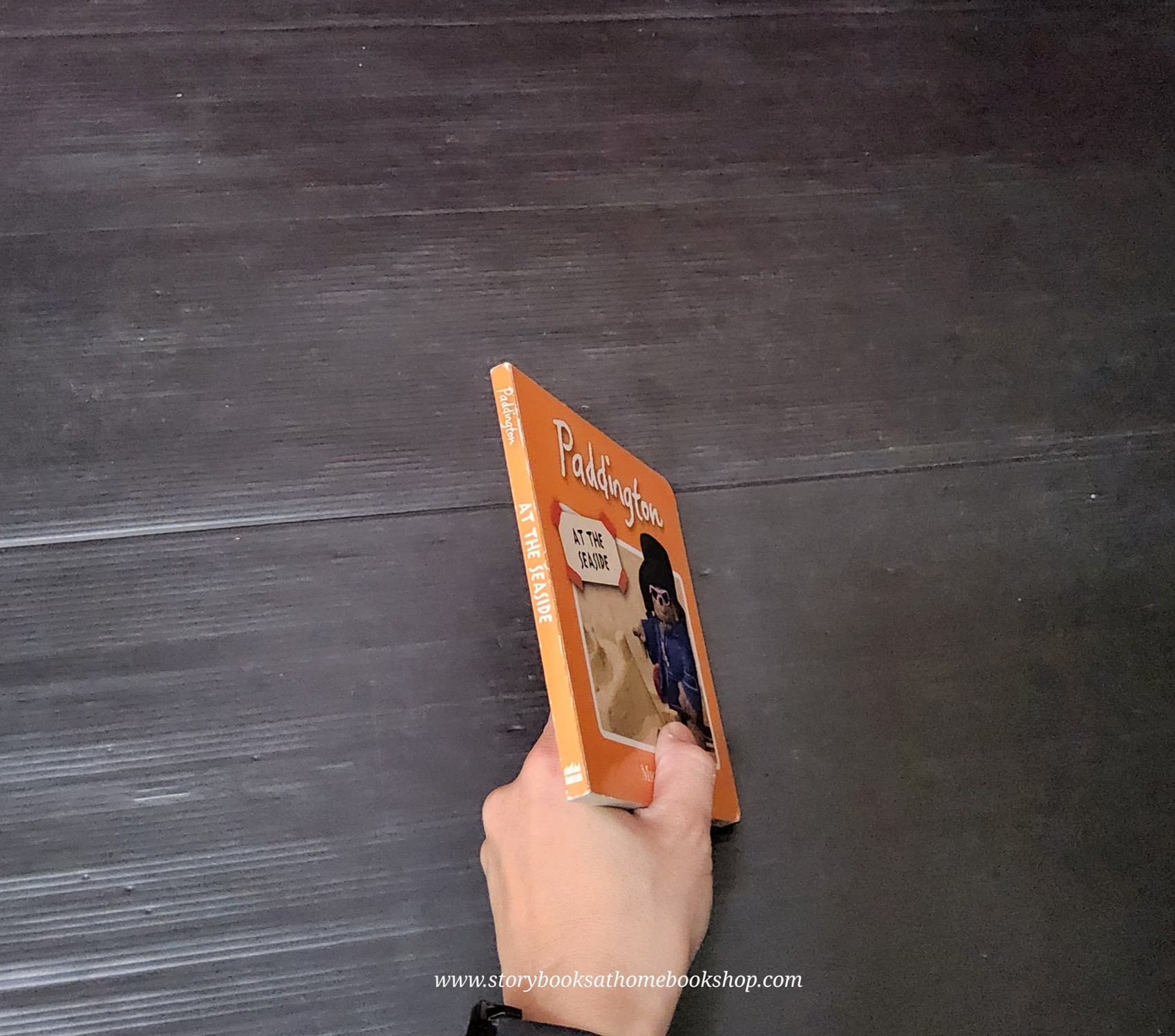 BOARD BOOK ** ð
ð
PADDINGTON AT THE SEASIDE BY MICHAEL BOND