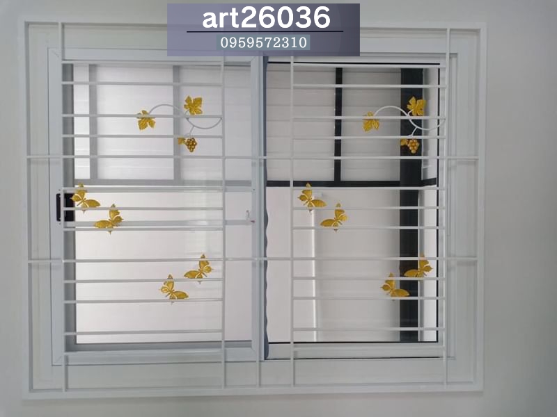 เหล้กดัดสีอบขาว ลายองุ่น ผีเสื้อ ทาสีทอง