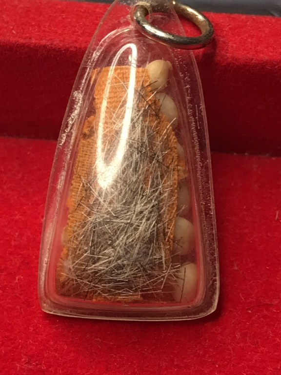 พระเกศา จีวร พระธาตุข้าวบิณฑ์ หลวงปู่ ครูบาชัยยะวงศา วัดพระพุทธบาทห้วยต้ม พระเกศาจำนวนมาก