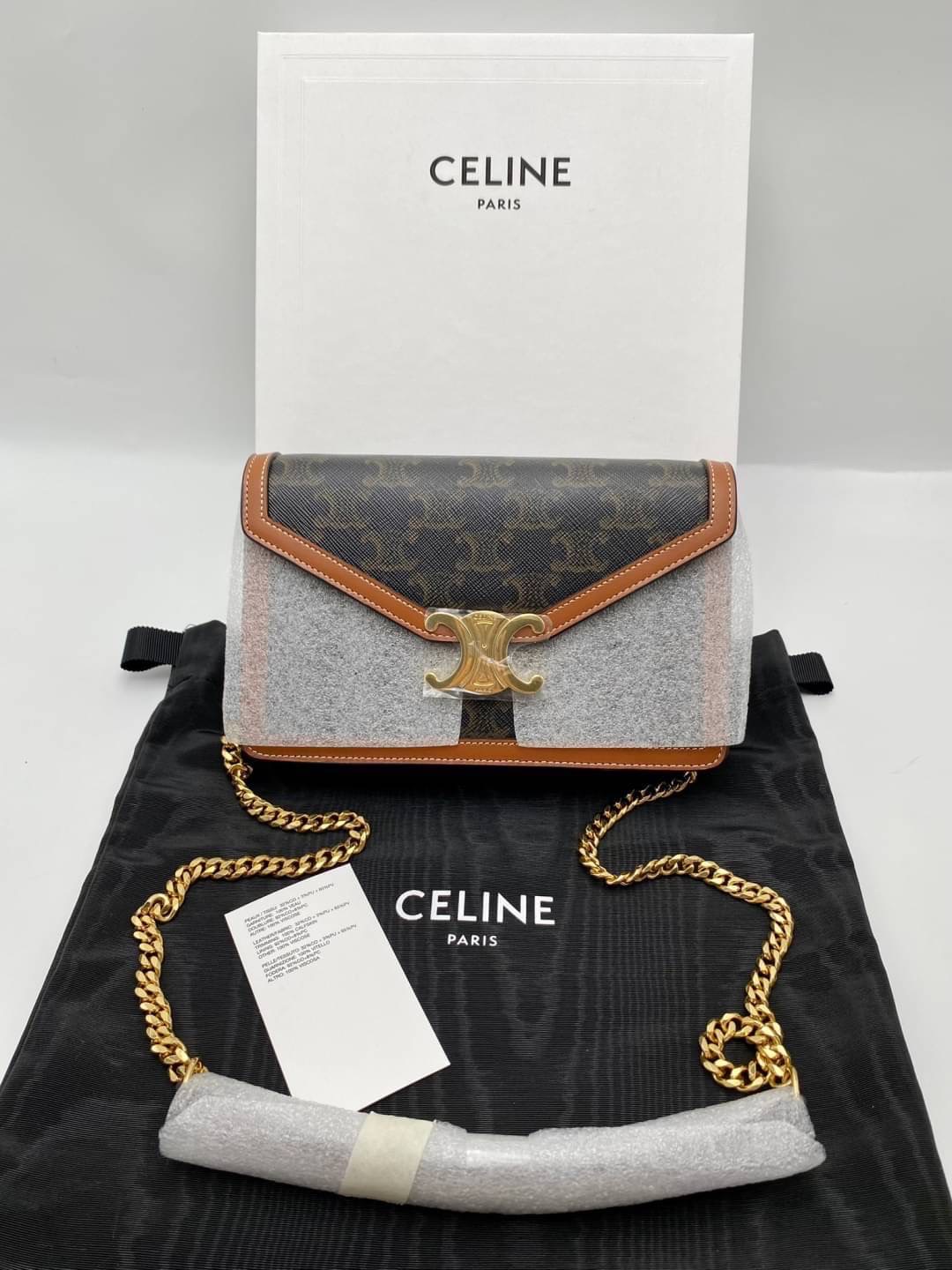 New Celine. (ช้อปคิงพาวเวอร์) ขนาด : 19.5x12x4 cm อุปกรณ์ : กล่อง ถุงผ้า การ์ด สำเนาใบเสร็จ