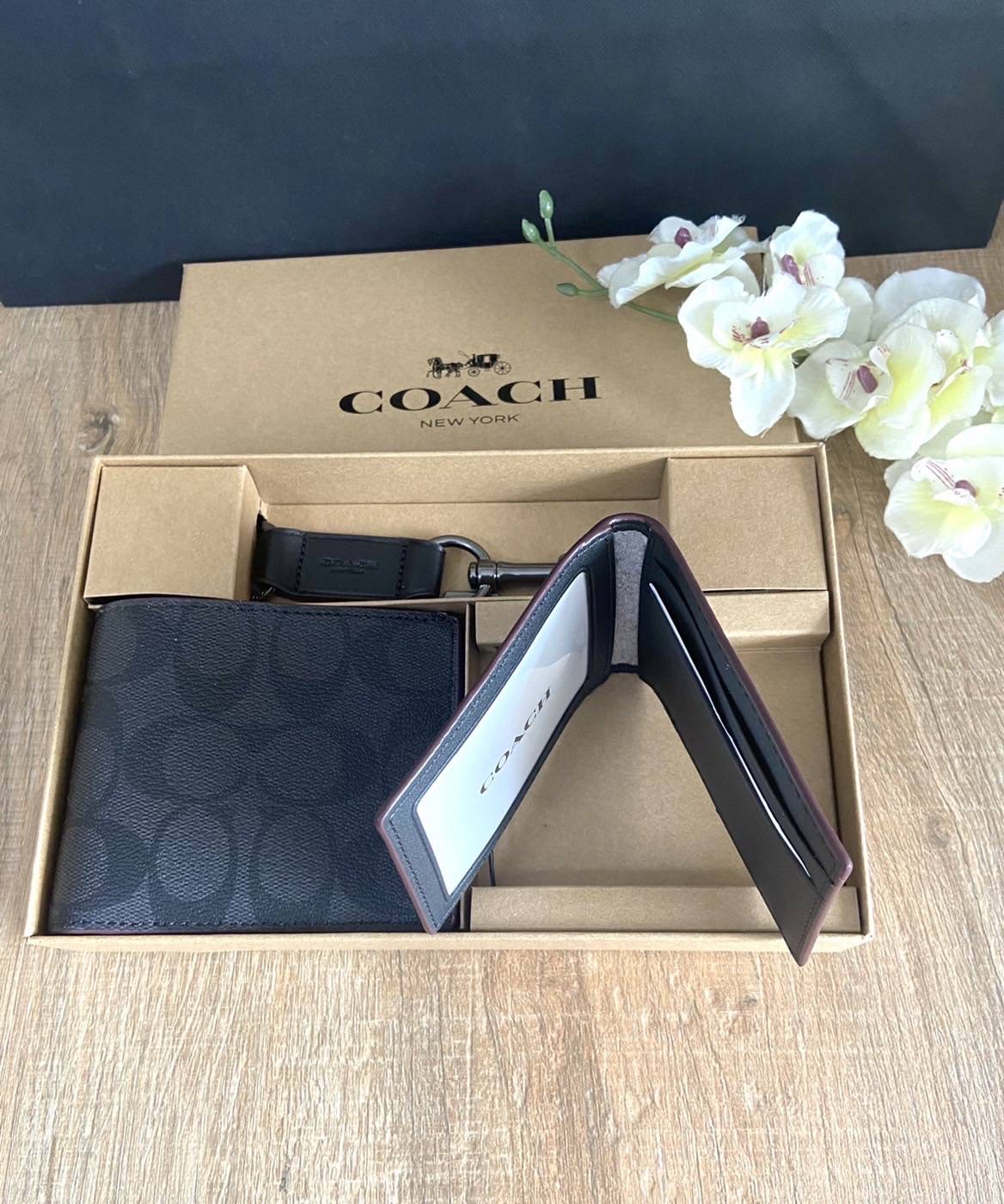New COACH BOXED 3-IN-1 WALLET GIFT SET ขนาด 4 1/4" (L) x 3 3/4" (H) x 3/4" (W)