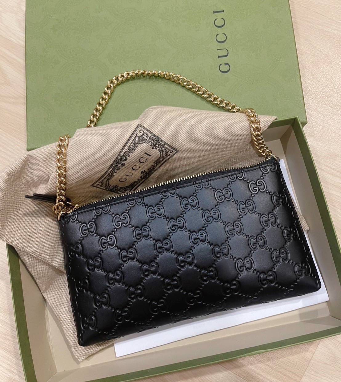 New Gucci Pochette หนังปั๊มสีดำ สำหรับใครที่ไม่ชอบแคนวาส แนะนำใบนี้ สวยย Size ประมาน 8.5 นิ้ว ใส่ของได้จุ เป๋าตังใบสั้น promax / Note กุญแจรถ ลิปสติก ยังหลวมๆเลยยย สายขึ้นบ่ายได้ไม่ติดแขน ถือมือได้คุ้มมม