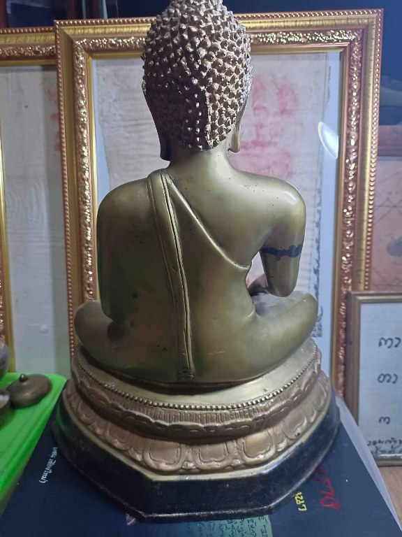 พระพุทธรูปบูชา ทองเหลือง ขนาด ๙ นิ้ว ออกวัดมณฑลวงศา ต.ลี้ อ.ลี้ จ,ลำพูน เจ้าของเดิมคือ ผอ.วินัย ปัจจุบันท่านอายุ ๘๒ ปี (บันทึก พ.ศ.๒๕๖๖) ท่านเคยเป็นผู้อำนวยการ โรงเรียนวัดห้วยต้ม เป็นศิษย์รับใช้หลวงปู่ และหลวงปู่ท่านมอบให้ประมาณปี ๒๕๓๐ ๒๕๓๒