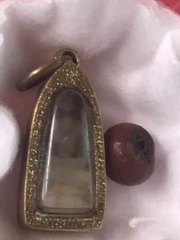 ๑. พระทัตธาตุ ครูบาแก้ว สุทโธ ๒.รูปถ่ายด้านหลังติดจีวร ๓. ล็อกเกตรุ่นแรก ปี ๑๘ ๔. เม็ดประคำจำนวน ๑ เม็ด ๕. รูปถ่ายด้านหลังติดพลอยคำ และ ๖.รูปหล่อรุ่น ๑ ของหลวงปู่แก้ว สุทโธ วัดดอยโมคลาน จ.เชียงใหม่