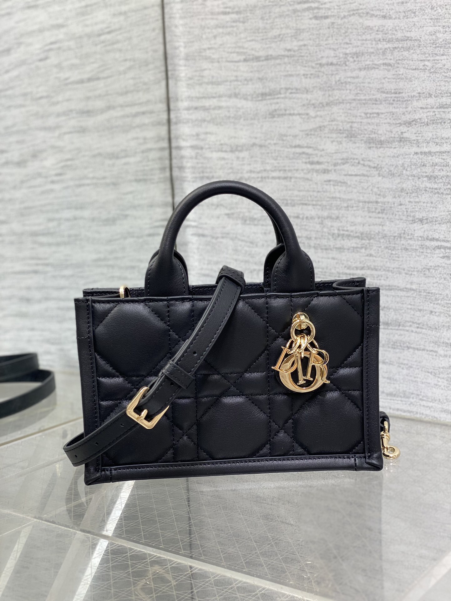 [Pre-order]กระเป๋า Dior mini Book tote หนังลูกวัวลาย Macrocannage สีดำ งานเกรด Vip คุณภาพดีที่สุด