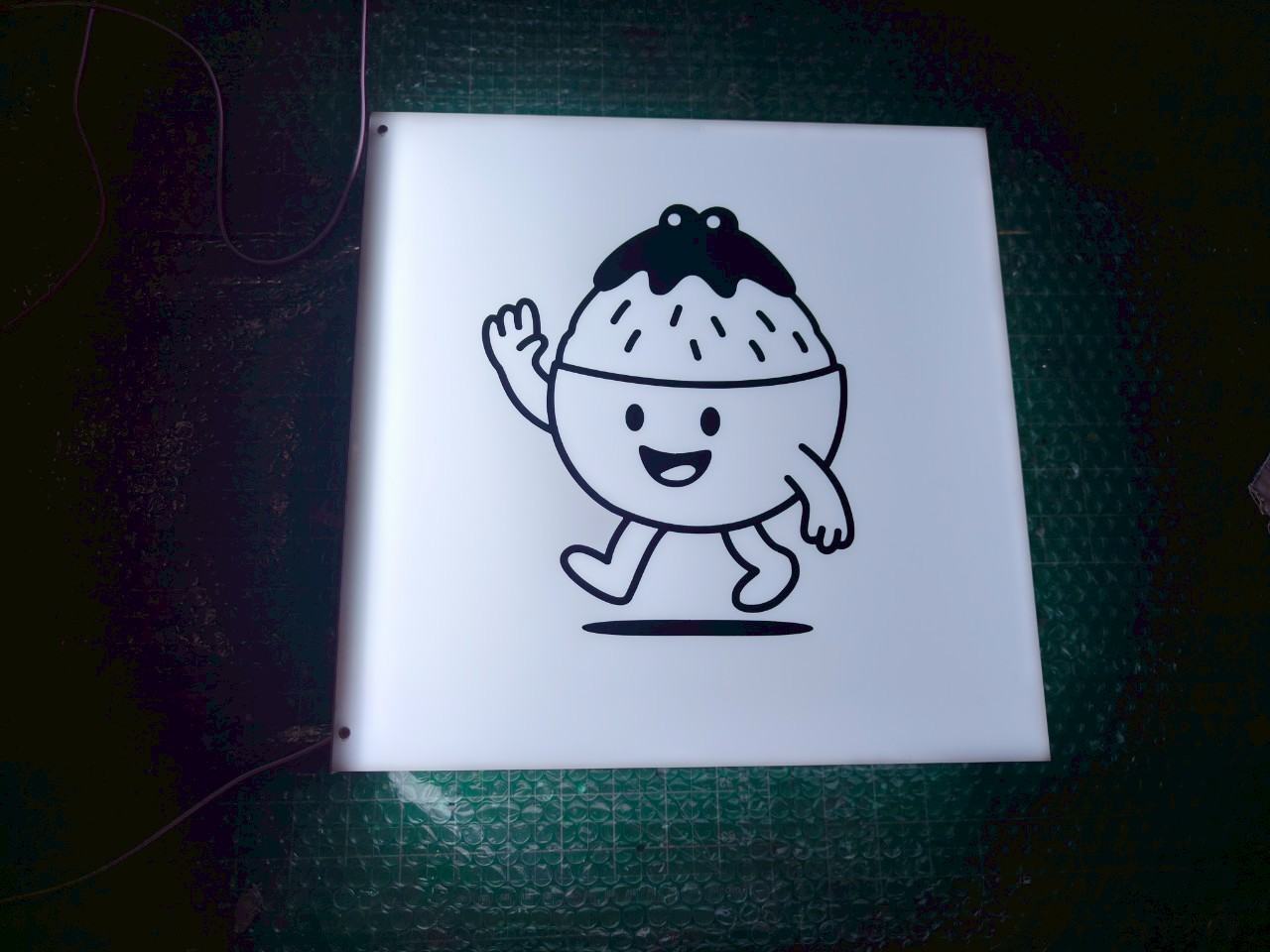 ป้ายกล่องไฟอะคริลิคแสงออกรอบตัว