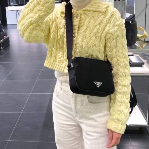 New Prada Nylon crossbody สี Navy สายปรับได้ / มี Prada Logo ที่สาย ขนาด 8" x 2.5" x 6" นิ้ว