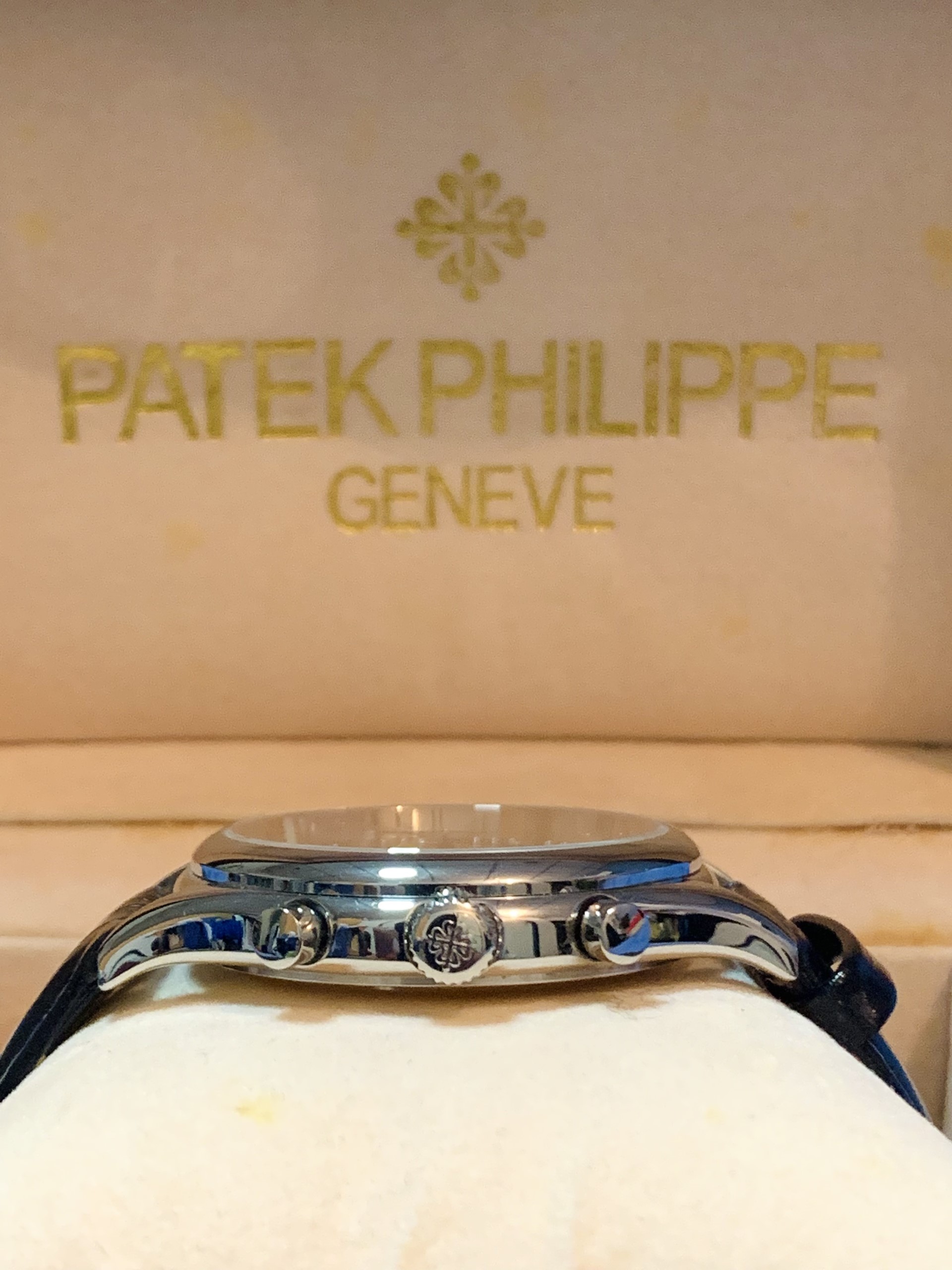 นาฬิกาข้อมือ สายหนังสีดำ ยี่ห้อ Patek Philippe Chronograph มือสอง