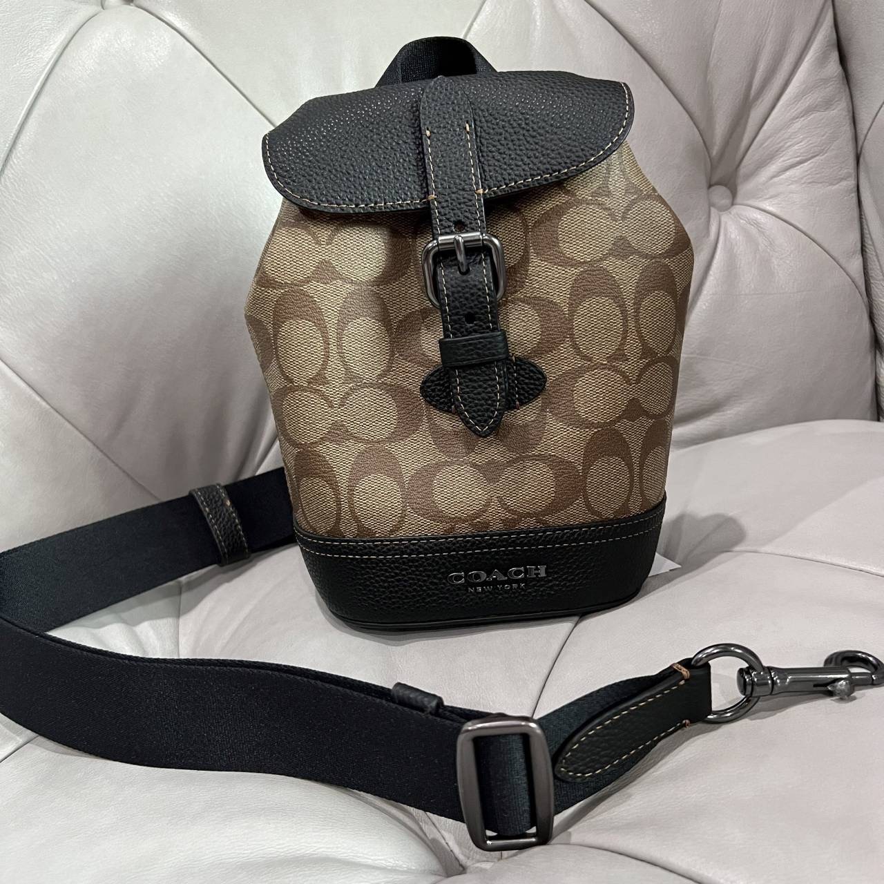 New Coach เป้ Hudson Small Pack In Signature Canvas 5 3/4" (L) x 8 1/4" (H) x 3 1/2" (W)